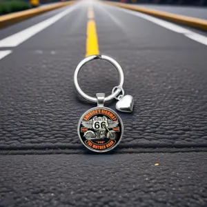 Porte-clés dôme en verre Route 66 avec pendentif cœur style vintage métal cadeau design.