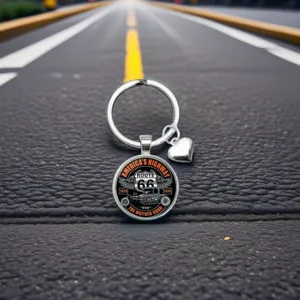 Porte-clés dôme en verre Route 66 avec pendentif cœur en métal, accessoire vintage.