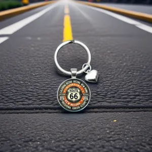 Vue détaillée porte-clés dôme en verre vintage Route 66 avec pendentif cœur en métal.