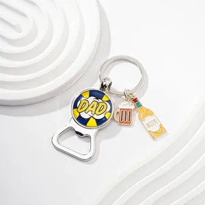 Kreativer amerikanischer Bieröffner Schlüsselanhänger Metall Vatertagsgeschenk Detail Ansicht.