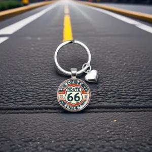 Porte-cles en metal dôme en verre Route 66 avec charme de coeur rétro design de route détail.