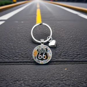 Porte-clés en verre Route 66 avec pendentif cœur, anneau de clé en métal vintage élégant.