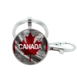 Portachiavi in metallo argentato con ciondolo a cabochon e bandiera del Canada.