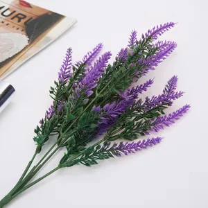 Fiori di plastica di lavanda viola artificiale per decorazioni domestiche realistiche.