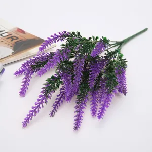 Primo piano dettagliato di un mazzo di lavanda viola artificiale, perfetto per decorare la casa.