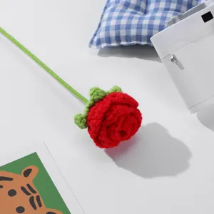 Handgefertigte Häkelrote Rosendetailaufnahme, perfekt für schöne Heimdecorations und kreative DIY-Blumen.