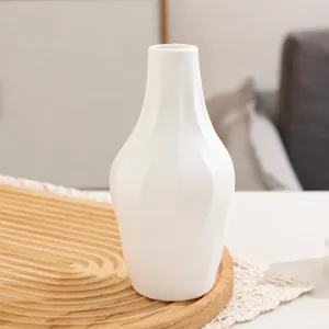 Weisse Plastik Origami Vase, modernes wellenformiges bruchsicheres Blumenvase fur Dekor.