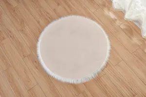 Nahaufnahme des runden flauschigen Kunstwollteppichs, weiche weiße Langhaar-Textur, gemütlich.
