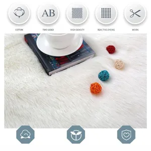Gros plan détaillé de la texture du tapis en fausse laine blanche, surface de coussin peluche.