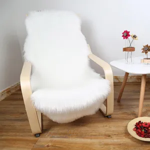 Vue détaillée du tapis en fausse fourrure blanche et duveteuse avec texture peluche douce.
