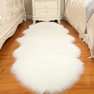 Détail tapis fausse fourrure blanche, descente de lit duveteuse peau de mouton douce et chaleureuse.