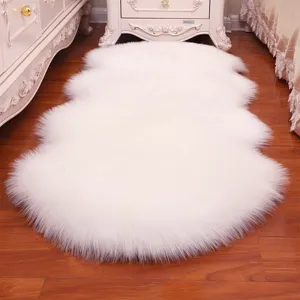 Vue détaillée d'un tapis en fausse fourrure blanche, idéal pour une chambre douillette.