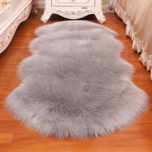 Tapis en fausse fourrure douce et duveteuse, tapis pelucheux gris irrégulier pour la chambre.