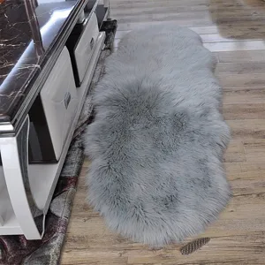 Detail de tapis en fausse fourrure grise, surface en peluche douce pour chambre ou salon.
