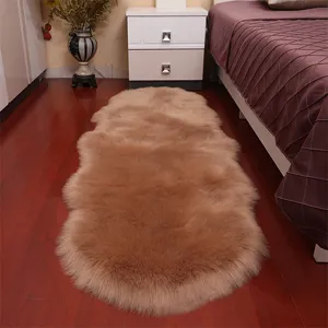 Détail de tapis en fausse laine douce, texture pelucheuse et forme irrégulière pour chambre cosy.