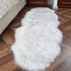 Vue détaillée de la texture du tapis en peau de mouton artificielle douce et moelleuse.