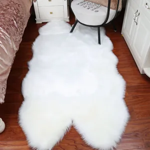 Détail de tapis en fausse fourrure blanche, carpette douce et duveteuse pour chambre.