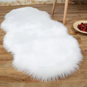 Détail de tapis en fausse peau de mouton duveteux blanc, texture peluche douce pour la chambre.