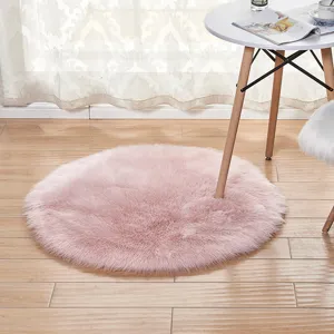 Details des weichen rosa Kunstfell-Rundteppichs, flauschige Plueschtextur fuer gemuetliches Zimmer.