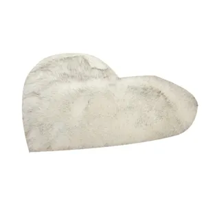 Fluffy heart-shaped faux fur rug soft plush floor mat for bedroom living room decor