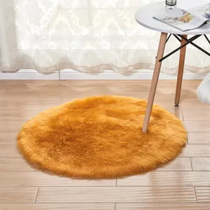Detailansicht des weichen, runden Kunstfellteppichs in gemütlicher Schlafzimmer-Atmosphäre.