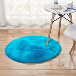 Detailansicht eines leuchtend blauen runden Kunstfelltuchs, ideal fuer die Schlafzimmerdeko.