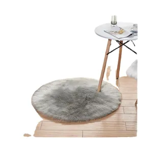 Gemütlicher grauer runder Kunstfell Teppich, weicher flauschiger Teppich fürs Schlafzimmer.