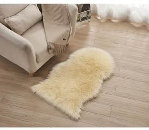 Gedetailleerd overzicht van pluizig nepbont tapijt in beige, zachte vloermat voor woonkamer.