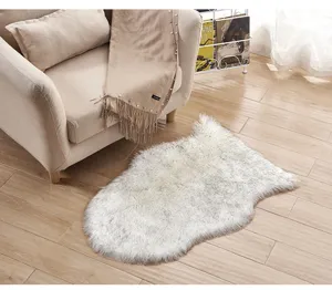 Kunstbont vloerkleed onregelmatige vorm zacht pluche tapijt voor woonkamer slaapkamer interieur.