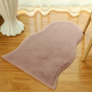 Zacht pluche onregelmatig nep konijnenbont vloerkleed, gezellige roze mat voor slaapkamer.