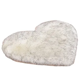 Thickened faux wool heart-shaped rug for bedroom bedside and living room coffee table.