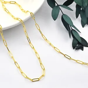 Cadena paperclip dorada fabricación de joyas componente vista de detalle para accesorios.