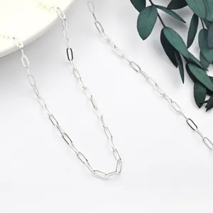 Detalle de cadena de eslabones plateados, ideal para la fabricación de joyas artesanales.
