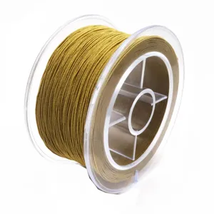 Gedetailleerd overzicht van 0,3 mm elastisch kralenkoord gewikkeld op spoel voor DIY sieraden.