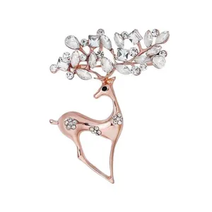 Primo piano dettagliato di una splendida spilla a forma di cervo in oro rosa con cristalli.