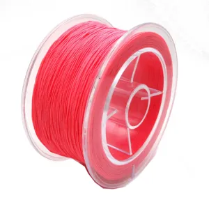 Close-up van 0.3mm roze elastische kraaldraad op doorzichtige spoel voor handwerk creaties.