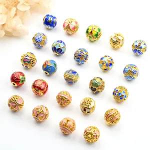 Vista detallada de cuentas huecas cloisonné coloridas de 10 mm para la fabricación de joyas DIY.