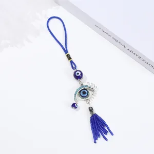 Dettaglio ciondolo malocchio blu, squisita fattura in lega e perline, amuleto portafortuna decorativo.