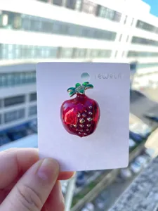 Fashion red enamel alloy strawberry brooch pin for women cute crystal lapel jewelry gift