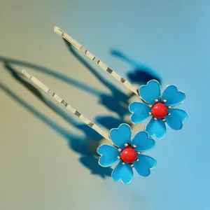 Épingle à cheveux fleur émaillée bleue avec perle centrale rouge, accessoire chic