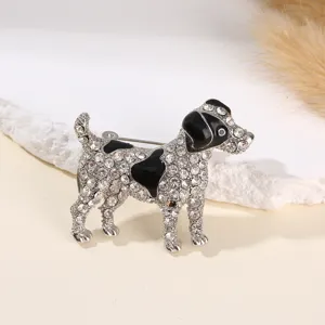 Strass puppy broche close-up detail, sprankelende kristallen honden speld voor kleding.