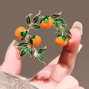 Détail de broche kaki orange rétro, élégante épingle végétale en émail pour costume femme.