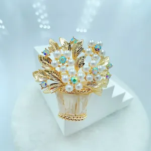 Vintage Perlen Blumenkorb Brosche, elegante vergoldete Strass Anstecknadel für Damen