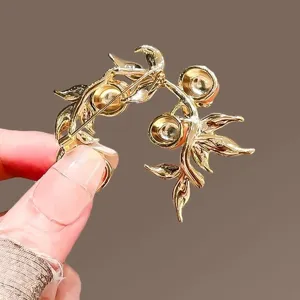 Broche détaillée branche de kaki dorée vintage, élégant bijou de costume pour femmes.