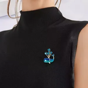 Elegant blue whale brooch with sparkling crystal balloons, cute alloy lapel pin for women.