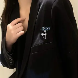 Elegante spilla a forma di cervo argentata da donna, accessorio con cristalli strass blu.