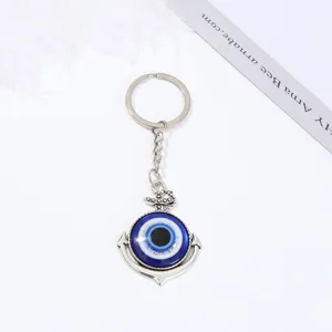 Vista dettagliata del portachiavi ancora con occhio turco blu, amuleto metallo puro.