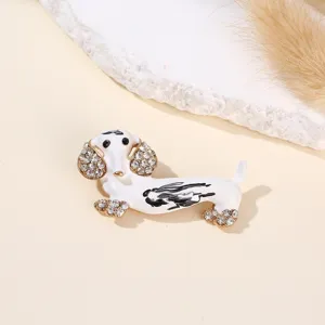 Gedetailleerd overzicht van een schattige teckel broche met strass steentjes en email.