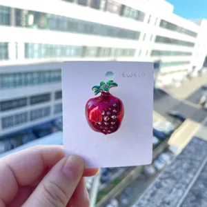 Enamel alloy strawberry brooch for women, fashion jewelry pin and decorative corsage.