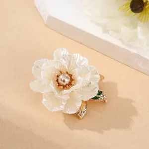 Elegante spilla floreale bianca con perla e foglie di strass per accessorio moda donna.